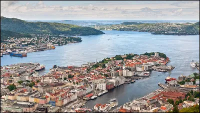 Ville norvégienne, la deuxième du pays, située sur la côte sud-ouest :