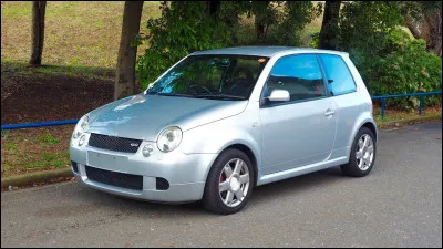 Dirigeons-nous vers cette petite citadine. Elle porte le nom de SEAT Arosa et elle a une jumelle allemande. Je voudrais conna&icirc;tre le nom du mod&egrave;le allemand, quel est-il ?