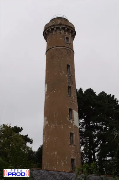 En quelle année a été construite la "Tour du commerce" à Kerlédé ?