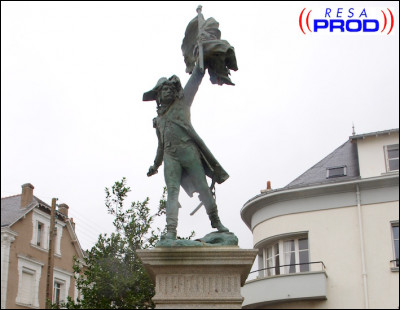 La statue du "Soldat de l'an II" sur le square Aimé Duquaire, rend hommage :