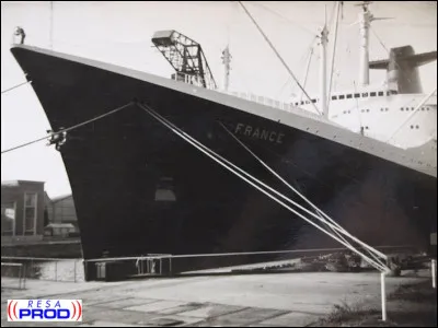 Combien mesurait le paquebot "France" construit à Saint-Nazaire dans les années 60 ?