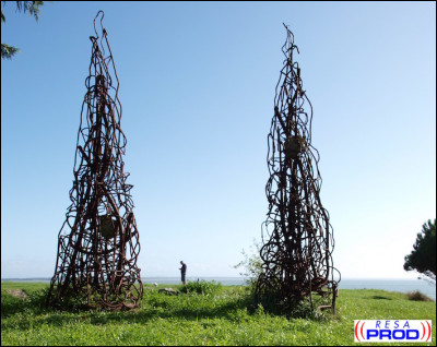 Par quelle ville jumelée à St-Nazaire, cette sculpture représentant des arbres en métal, a-t-elle été offerte ?
