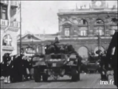 Cette grande ville avait été, le 31 mai 1940, l'une des premières occupées ; à la fin août, l'avance des Anglais provoque le retrait progressif des Allemands. La ville est libérée le 3 septembre, en grande partie par l'action de la Résistance. C'est ...