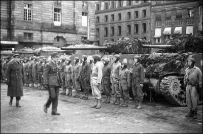 La libération de cette ville - le 23 novembre - était l'objectif du général Leclerc depuis le "serment de Koufra" le 2 mars 1941 : "Nous sommes en marche, nous ne nous arrêterons que lorsque le drapeau français flottera sur la cathédrale de ... "