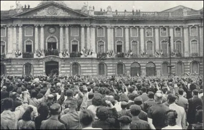 Plusieurs régions sont progressivement évacuées par les troupes allemandes qui se dirigent vers le front : cette ville est libérée le 19 août : c'est - jusqu'à la libération de Paris - la plus grande ville française à sortir de l'occupation allemande. C'est ...