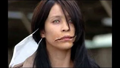 Kuchisake-onna était une jeune femme qui demandait aux enfants de son village "Suis-je belle ?" et ils lui répondaient toujours "Oui". Un jour, son mari a découvert qu'elle le trompait. Le mari tua l'amoureux de sa femme et coupa la bouche de Kuchisake-onna jusqu'aux oreilles. (suite dans la question 4)
Que fait-elle après ?