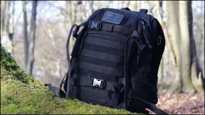 Pour terminer, si une évacuation du lieu d'abri est nécessaire, je dispose de ce sac contenant le strict minimum pour partir en sécurité. Ceci est un sac de...