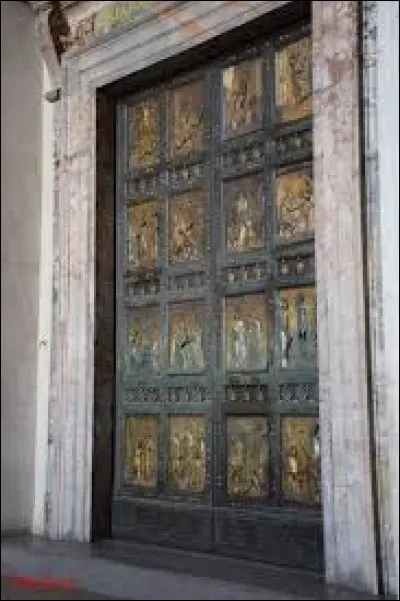 Quelle est la particularité des portes de la basilique Saint-Pierre ?