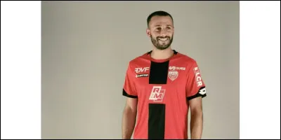 A quelle équipe appartient ce maillot ?