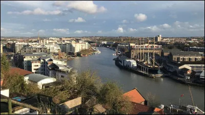 Ville anglaise de 450 000 habitants, &agrave; la longue histoire maritime, proche de l'estuaire de la Severn :