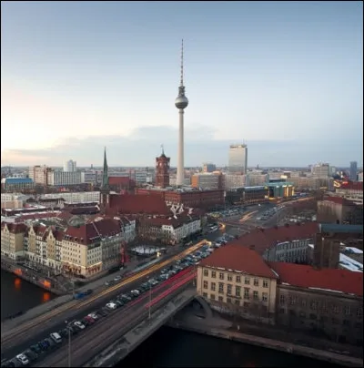 Grande ville allemande, capitale du pays :