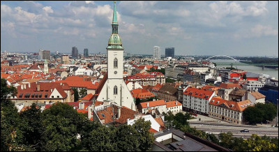 Ville d'Europe centrale bordée par le Danube, capitale de la Slovaquie :
