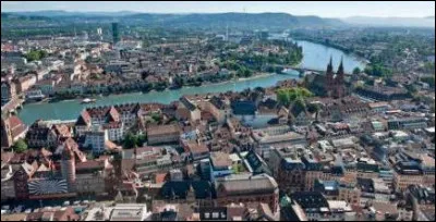 Ville suisse sur le Rhin, centre financier et industriel, &eacute;galement consid&eacute;r&eacute;e comme la capitale culturelle de la Suisse :