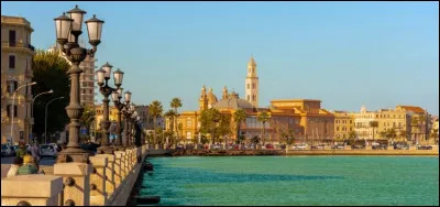 Ville italienne sur la c&ocirc;te Adriatique, capitale des Pouilles :