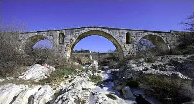 Même s'il la pente est raide, ce n'est pas le pont de l'Ascension ! Qu'enjambe le Pont Julien (Vaucluse) ?