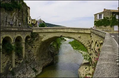 Ce pont à Vaison-la-Romaine, on ne vous raconte pas de salades, a plus de 2 000 ans ! Que lui est-il arrivé, entre autres ?