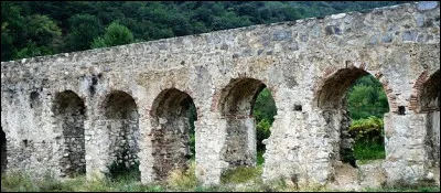 Il a l'air un peu bricolé, celui-ci... Mais c'était peut-être sur le contrat : il fallait le lire, [commune ?] dans [département ?]