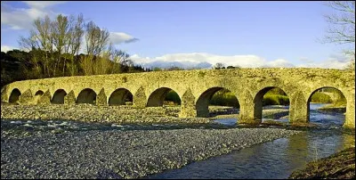 Un pont sur l'Écoutay ? On dirait du Rivers... mais c'est proche de l'ancienne capitale du Vivarais, à [ville ?] (Ardèche)