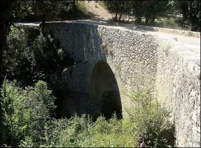 Entre les communes de Lurs et de Ganagobie on trouve le pont du Buès, qui portait jadis un autre nom : le pont "..." (Complétez !)