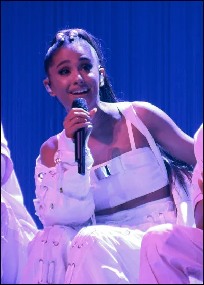 A-t-elle fait un duo sur "One Last Time" ?