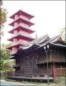 Sur l'ordre de quel roi fut rige la Tour japonaise ?