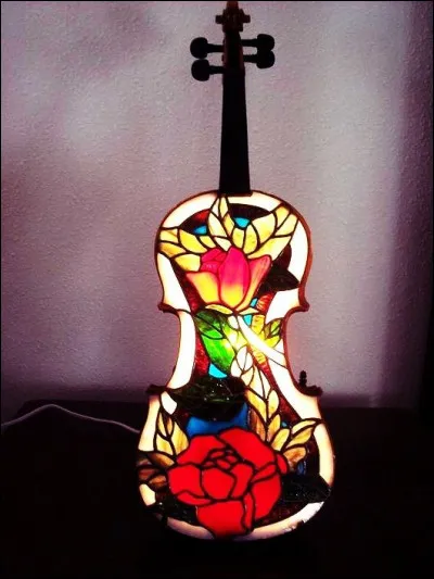 Mon 1er met le roi dans une situation dramatiqueMon 2e n'est pas toujours de chagrin et peut &ecirc;tre de vacheMon 3e est de chasseMon 4e est des villes ou des champsMon tout est un chanteur qui a interpr&eacute;t&eacute; les paroles :