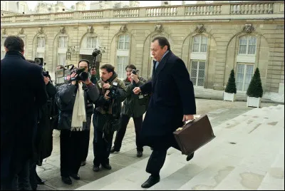 La contribution sociale généralisée (CSG) est créée par le gouvernement Rocard ; elle vise à diversifier le mode de financement de la protection sociale qui, avant la création de cet impôt, reposait essentiellement sur les cotisations sociales. C'était en ...