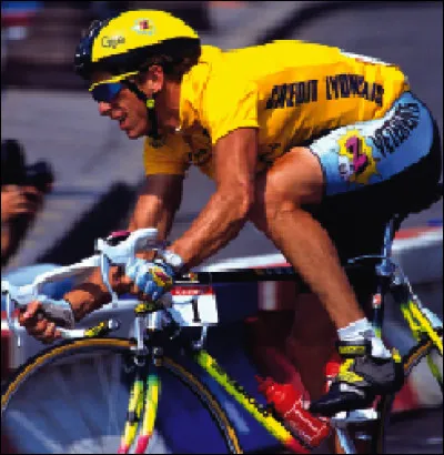 Le coureur cycliste américain Greg Lemond remporte son 3e tour de France en ...