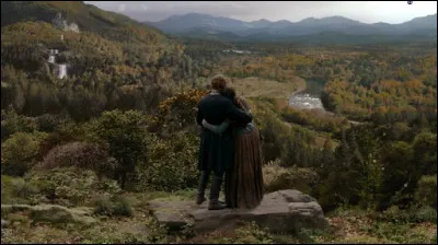 Par qui le domaine des Fraser se fait-il attaquer lors de la saison 4 ?