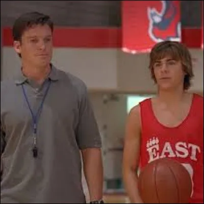 Dans "High School Musical", lequel de ces personnages ne joue pas au basketball ?