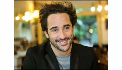 Qui est cet humoriste doué en imitations, notamment dans celle d'Anne-Sophie Aparis dans un sketch de l'émission ?