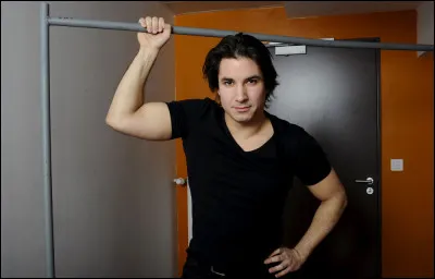 Comment cet humoriste addict à l'humour noir se nomme-t-il ?