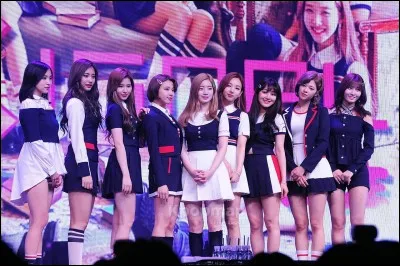 Qui a fait dix ans de formation à JYP Entertainment ?