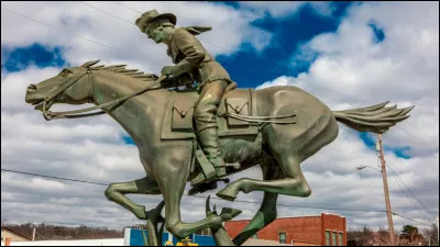 Comment s'appelle le service rapide du courrier aux États-Unis, en service entre 1860 et 1861, qui consistait à faire porter le courrier par un cavalier individuel ?