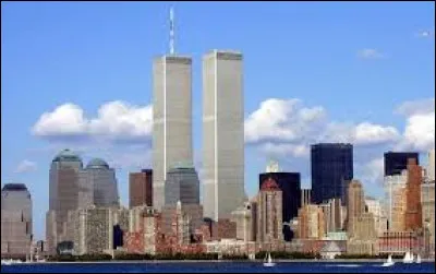 Quelle était la hauteur de la plus haute tour des Twin Towers ou World Trade Center (antenne comprise) ?
