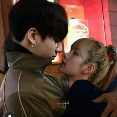 Il y a des rumeurs qui disent que Lisa serait en couple avec un membre d'un groupe de K-pop mais qui ?