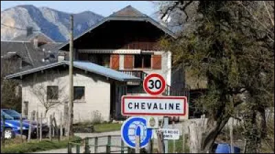Nous sommes en Auvergne-Rh&ocirc;ne-Alpes, &agrave; Chevaline. Village au bout du lac d'Annecy, dans le parc naturel r&eacute;gional du massif des Bauges, il se situe dans le d&eacute;partement ...