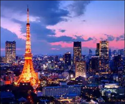 À Tokyo, il y a une tour appelée 'Tour de Tokyo' ou 'Tokyo Tower' qui est une réplique de la Tour Eiffel. Dans quel arrondissement se situe-t-elle ?