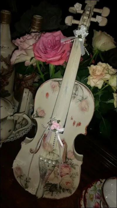 Mon 1er est l'hexagone
Mon 2e porte des boules
Mon 3e est un jeu pour Marivaux, lié à l'amour
Mon 4e parle
Mon tout est une chanteuse ayant interprété :