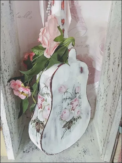 Mon 1er est un magazine féminin
Mon 2e est une grande quantité, qui vaut bien 1000 kilos
Mon 3e est une couleur primaire
Mon 4e est une lettre qui siffle
Mon tout est un chanteur ayant interprété :