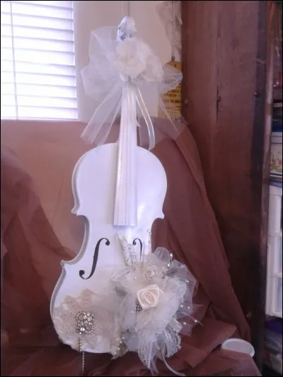 Mon 1er est une interjection de surprise
Mon 2e est l'approbation d'un Allemand
Mon 3e est un mal, plus un mal, et même un autre mal
Mon tout est un chanteur ayant interprété :