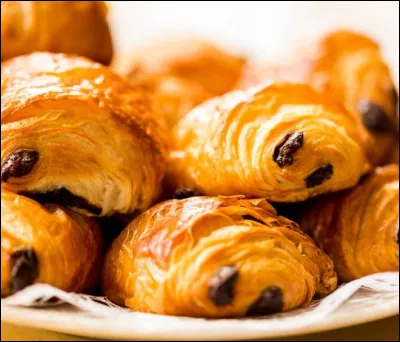 À la boulangerie, j'achète trois pains au chocolat à 6 . Au supermarché, j'en achète 5 à 8,50 . Est-ce le même prix à l'unité ?