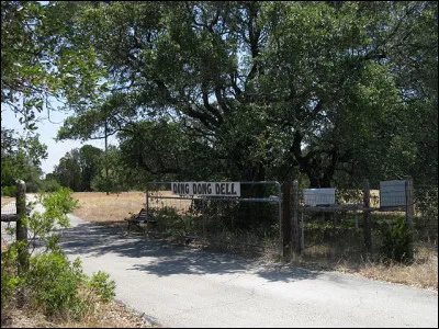 Pour connaître les raisons du nom de cet endroit, référez-vous au lien ! En gros, il s'agit d'une histoire...