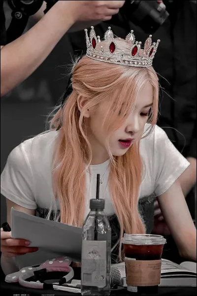 Rosé chantait beaucoup dans un endroit précis quand elle était petite.
Lequel ?