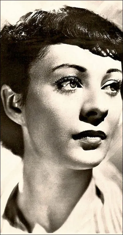 Elle débute au théâtre en 1932 puis au cinéma, tourne avec Renoir dans "Partie de campagne" et "Le Crime de monsieur Lange", puis joue dans "L'Affaire du courrier de Lyon" et dans "Forfaiture" : c'est ...