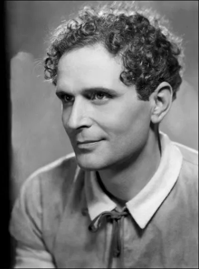 Jeune comédien de théâtre dès 1919, puis de cinéma en 1922, il incarne Raskolnikov dans "Crime et Châtiment" en 1935, joue dans "L'Affaire du courrier de Lyon" et "L'Étrange Monsieur Victor" : c'est ...