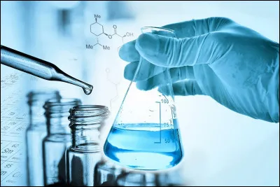 Dans quoi va-t-on dissoudre la réponse à la question précédente pour obtenir une solution ionique ?