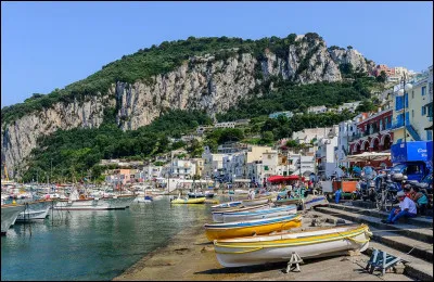 À quel pays appartient l'île de Capri ?