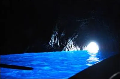 Voici la grotte bleue de l'île de Capri, un endroit anciennement mythique. Pourquoi l'appelle-t-on ainsi ?