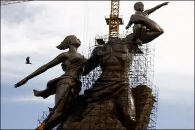 Le prsident sngalais Wade est accus de mgalomanie  cause de la statue qu'il a fait btir. Que rpond-il aux critiques ?